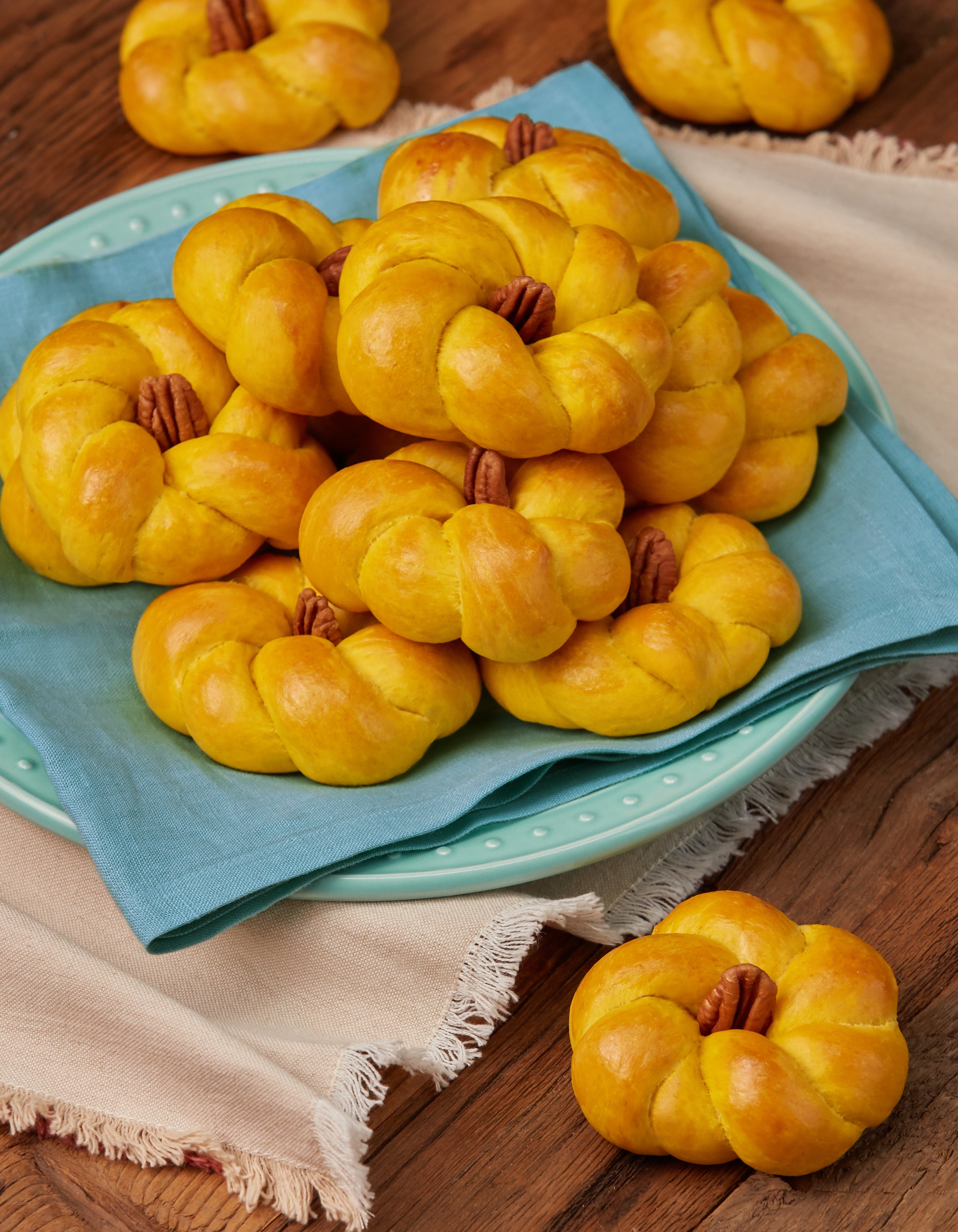 Pumpkin Dinner Rolls – Rosanna Pansino