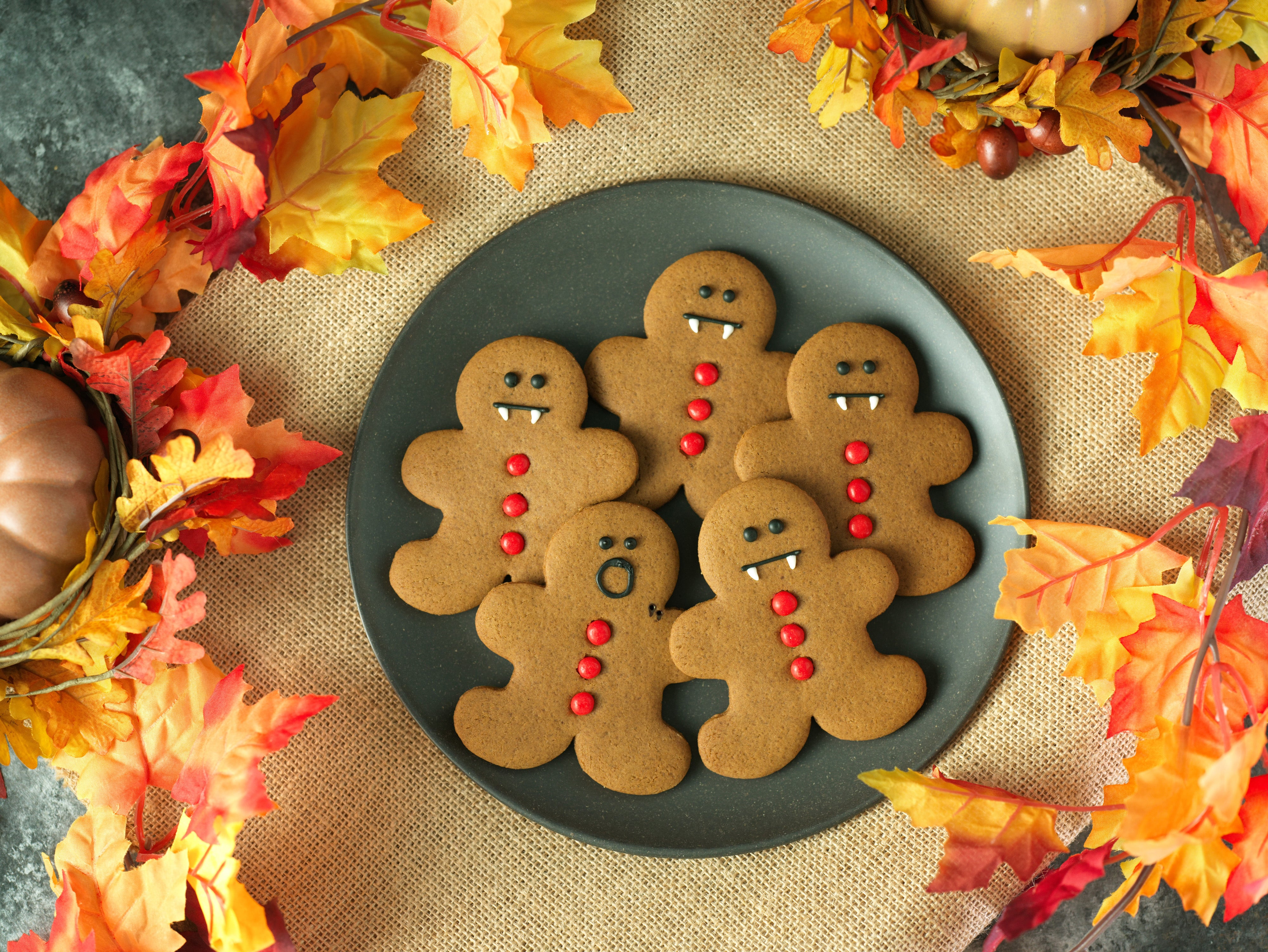 Vampire Gingerbread Cookies – Rosanna Pansino
